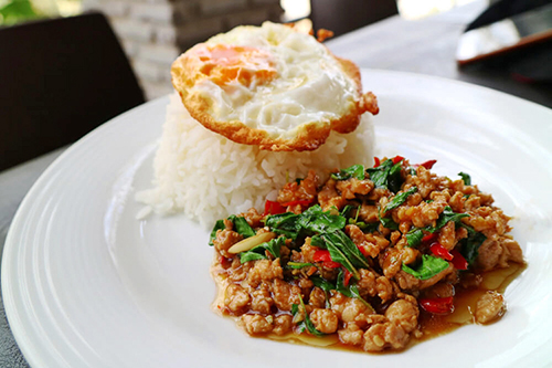 Stir-fried minced pork with basil